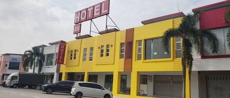 Vista frontal de la propiedad