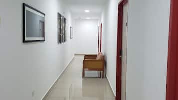 华丽客房, 1 张特大床, 无烟房, 城市景观 | 起居区 | 55-英寸智能电视(配备数码频道)