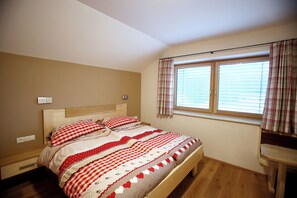5 chambres, fer et planche à repasser, Wi-Fi, draps fournis