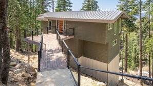 Unclassified image, 4 of 25, button - Panoramic Paradise (Yosemite National Park)