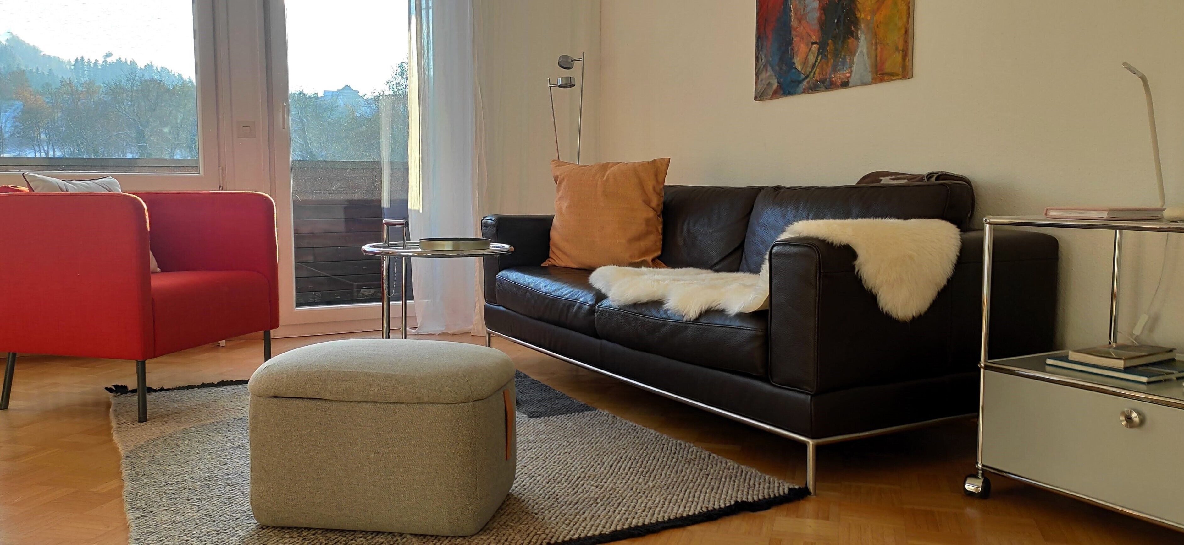 Een smart-tv, boeken en een stereo