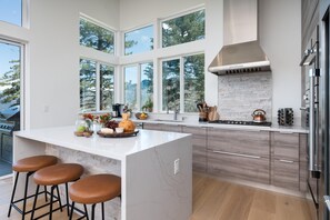 Dishwasher, paper towels, dining tables, kitchen islands - Cascades Grandview Lodge (Yosemite National Park)