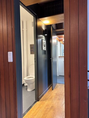 Shower, hair dryer, towels, soap - Suite Design, de 50m2 (Paris)