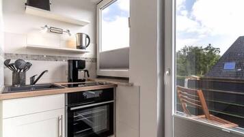 Kühlschrank, Mikrowelle, Herdplatte, Wasserkocher mit Kaffee-/Teezubehör