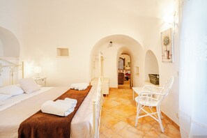 2 camere, una scrivania, insonorizzazione, ferro/asse da stiro