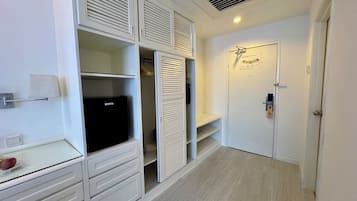 Deluxe Twin Room | Minibar, in-room safe, laptop workspace, iron/ironing board