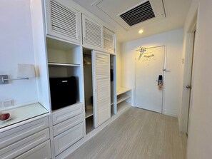 Deluxe Twin Room | Minibar, in-room safe, laptop workspace, iron/ironing board - Royal Park Hotel at UNITEN (Kajang)