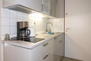 Réfrigérateur, micro-ondes, plaque de cuisson, lave-vaisselle