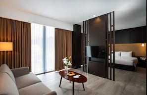 Rom – premium, byutsikt | Skrivebord, wi-fi (inkludert) og sengetøy