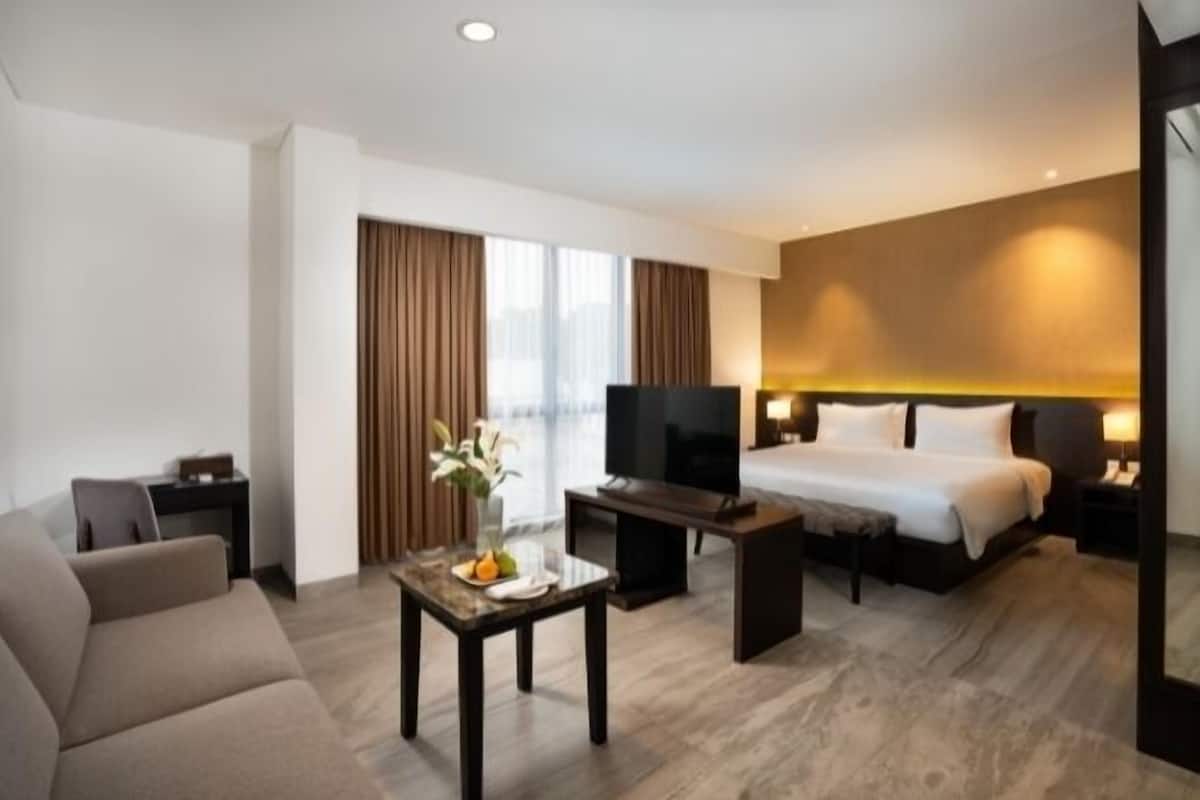 Junior Room, City View | 1 bedroom, desk, free WiFi, bed sheets