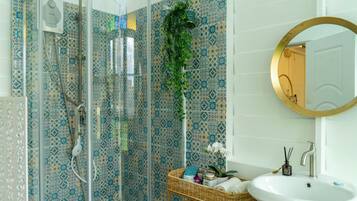 Deluxe suite | Badkamer | Gratis toiletartikelen, handdoeken, zeep, shampoo