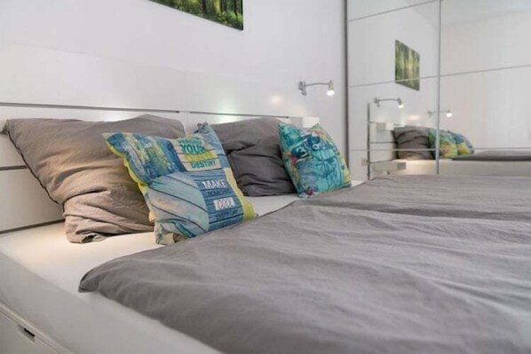 1 bedroom, travel crib