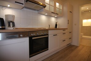 Kylskåp, ugn, spishäll och diskmaskin