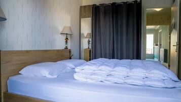 2 chambres, fer et planche Ă repasser, lit parapluie