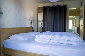 2 chambres, fer et planche à repasser, lit de bébé portatif