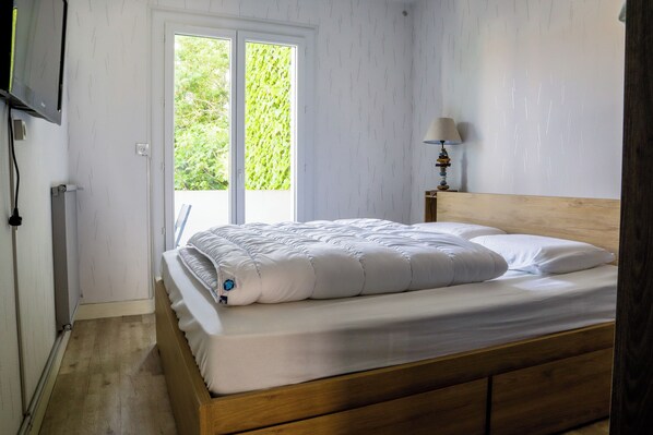 2 chambres, fer et planche à repasser, lit de bébé portatif