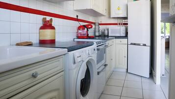 Réfrigérateur, micro-ondes, plaque de cuisson, lave-vaisselle