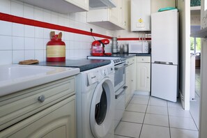 Kjøleskap, mikrobølgeovn, kokeplater og oppvaskmaskin