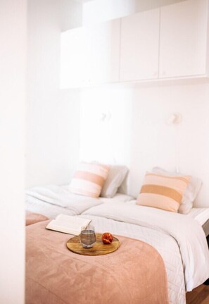 1 habitación, tabla de planchar con plancha, cuna de viaje y wifi