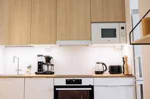 Kjøleskap, mikrobølgeovn, ovn og kokeplater