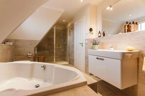 Shower, hair dryer, towels - Komfortables Ferienhaus mit Sauna in Fuhlendorf (Fuhlendorf)