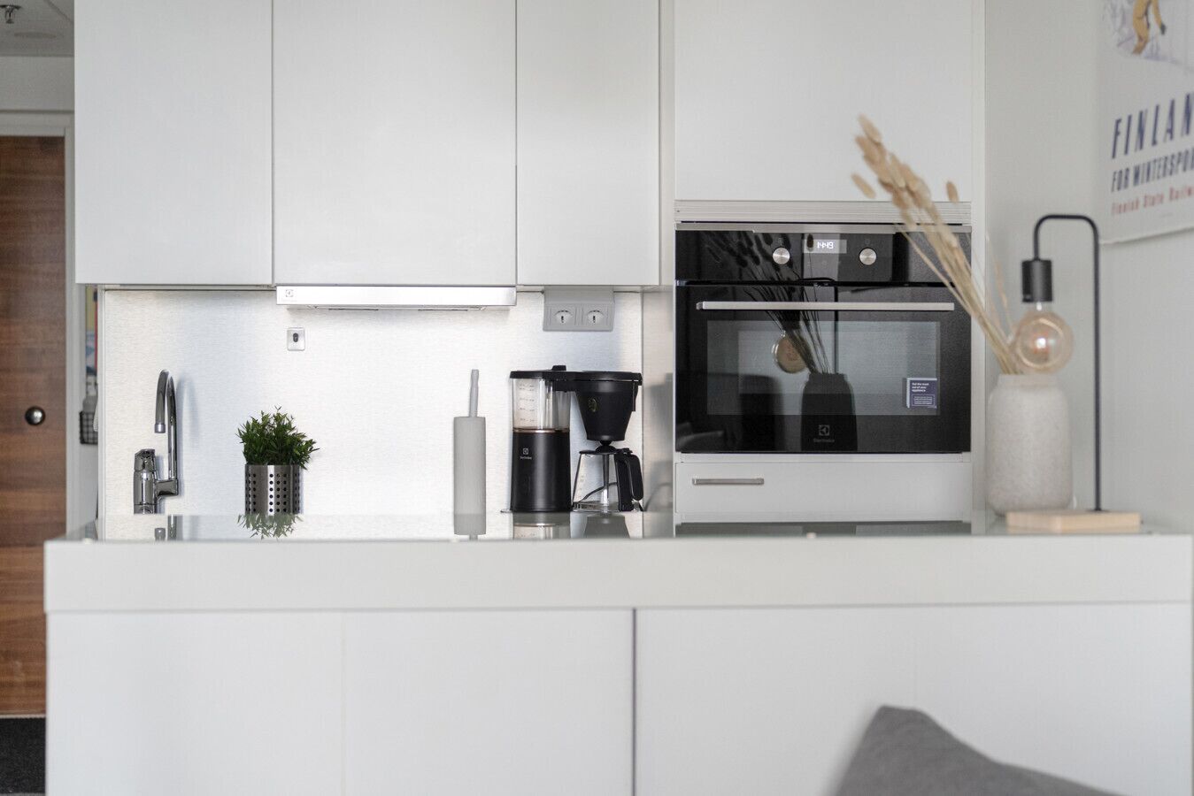 Jääkaappi, mikroaaltouuni, uuni, liesi