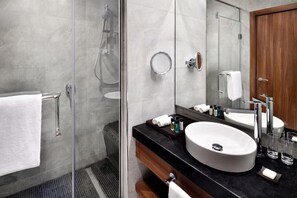 Jetted tub, hair dryer, bidet, towels
