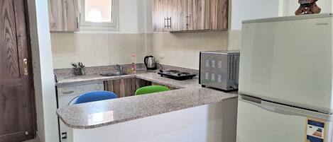 Kühlschrank, Ofen, Herdplatte, Wasserkocher