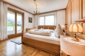 3 chambres, fer et planche Ă repasser