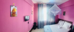 Mörkläggningsgardiner, strykjärn/strykbräda och gratis wi-fi