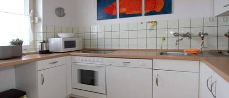 Refrigerador, microondas, horno, placa de cocina