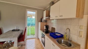 Macchina per tè/caffè, frigorifero, forno, piano cottura