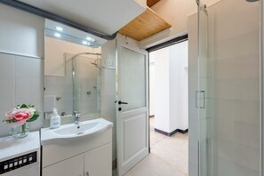 Departamento familiar, 2 habitaciones (Piazza Colombo House Historic Center) | Baño | Regadera, secadora de cabello, bidet, toallas
