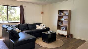 Smart-TV, Kamin, DVD-Player, Bücher
