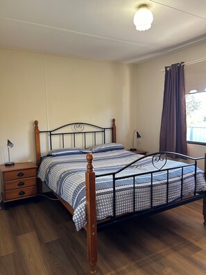 3 habitaciones, caja de seguridad en la habitación y escritorio 