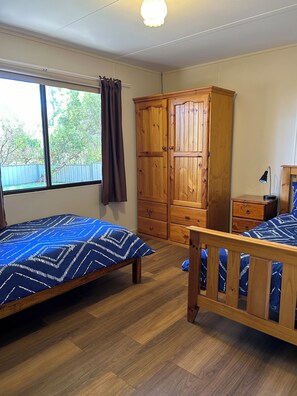 3 Schlafzimmer, Zimmersafe, Schreibtisch, Bügeleisen/Bügelbrett