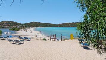 Plage à proximité, chaises longues