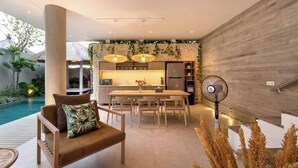 Villa, 4 Bedrooms, Private Pool, Pool View | Bahagian dalam