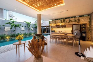 Villa, 4 soverom, privat basseng, bassengutsikt | Spiseområde