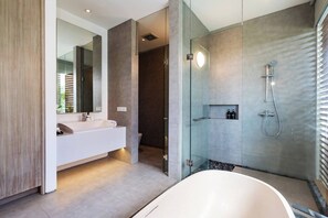 Villa, 4 chambres, piscine privée, vue sur la piscine | Salle de bain