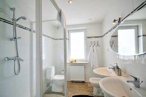 Douche, bidet, serviettes fournies