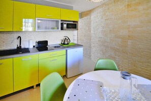 Réfrigérateur, micro-ondes, plaque de cuisson, cafetière/bouilloire