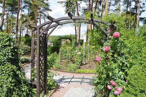 Property grounds - Comfortable holiday home with a large garden (Swibno)