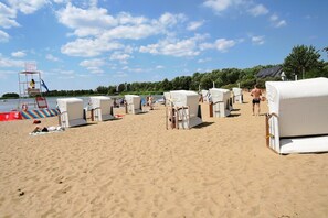 Una spiaggia nelle vicinanze