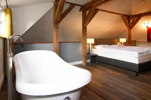 2 bedrooms, travel crib, free WiFi