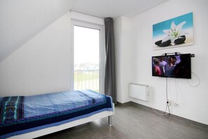 3 bedrooms, travel cot