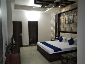 客房内保险箱、办公桌、笔记本电脑工作区、折叠床/加床（额外收费）