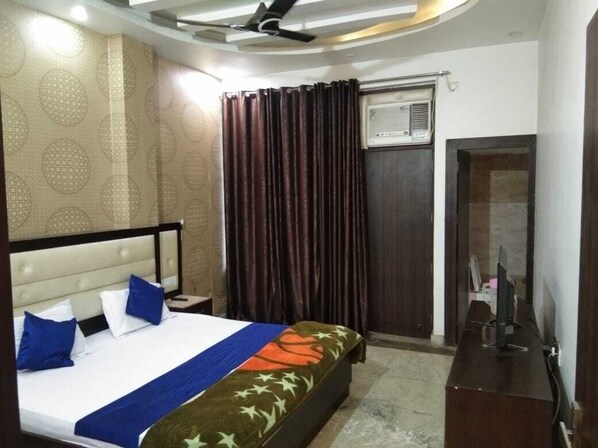 In-room safe, desk, laptop workspace, rollaway beds - Hotel Globe (Karnal)
