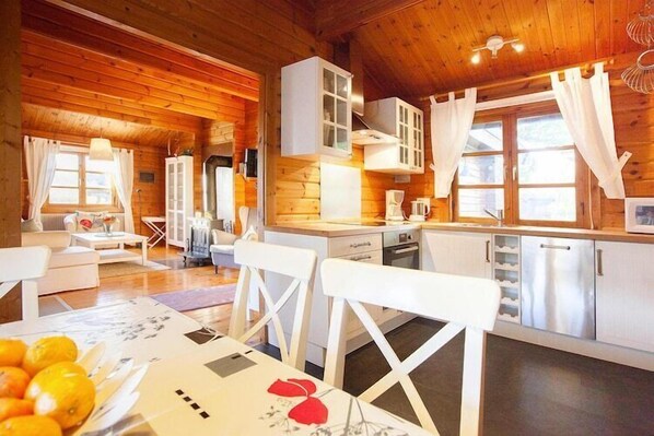 Fridge, oven, stovetop, coffee/tea maker