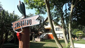 A wooden signpost with a bull's head and an arrow pointing to the right, indicating a direction.